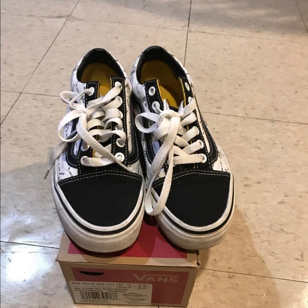 He/She loves me not Vans